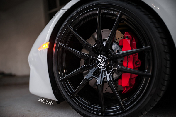 Фото дисков Strasse Wheels SV1 Deep Concave Monoblock Черный глянец на Lamborghini Huracan