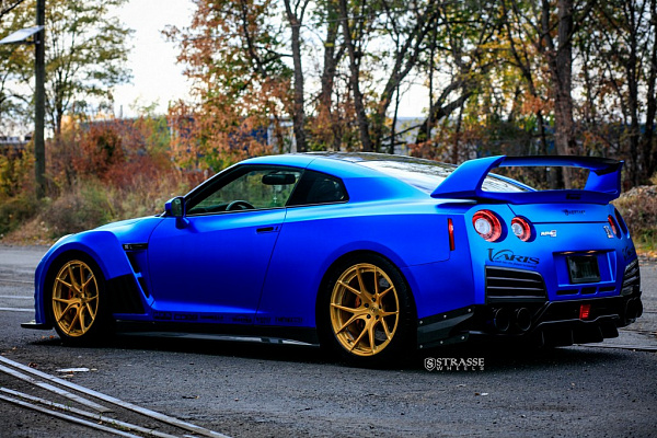 Фото дисков Strasse Wheels SM5R Deep Concave Monoblock Сатиновое золото на Nissan GT-R
