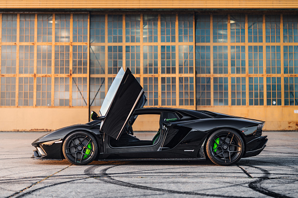 Фото дисков Brixton Forged PF7 Черный глянец на Lamborghini Aventador