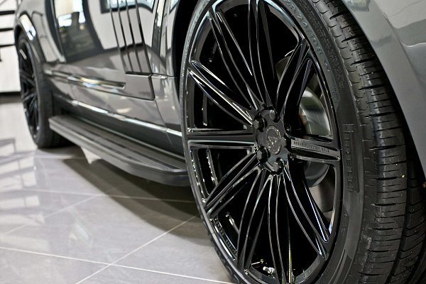 Фото дисков Vossen UV-2 Черный глянец на Land Rover Range Rover IV