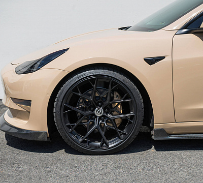 Фото дисков HRE FF10 на Tesla Model 3