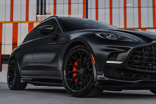 Фото дисков Brixton Forged CM6-R Черный сатин на Aston Martin DBX