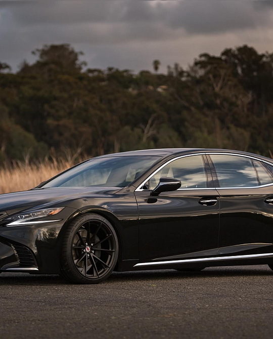 Фото дисков P204 Черный сатин на  Lexus LS V