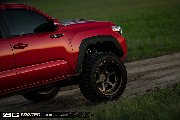 Фото дисков BC Forged LE61 // MLE61 Сатиновая бронза на Toyota Tacoma III