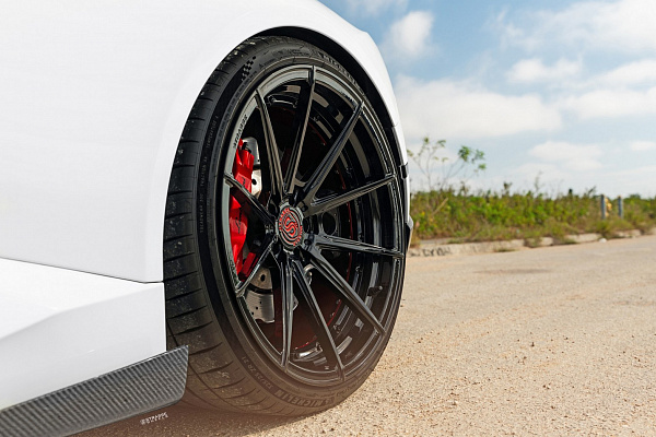 Фото дисков Strasse Wheels SV10 Deep Concave Duoblock Черный глянец на Lamborghini Huracan
