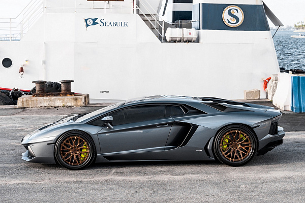 Фото дисков Strasse Wheels SV10M Track Сатиновая бронза на Lamborghini Aventador