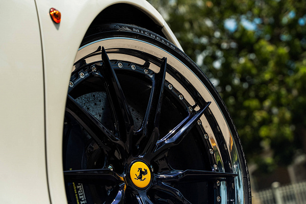Фото дисков HRE S104SC Черный глянец на Ferrari 458