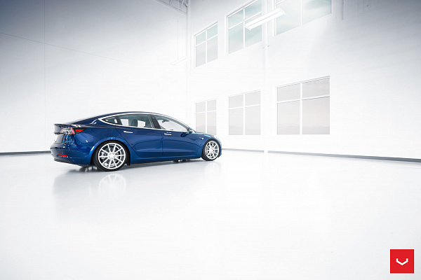 Фото дисков Vossen VFS-1 Серебро на Tesla Model 3