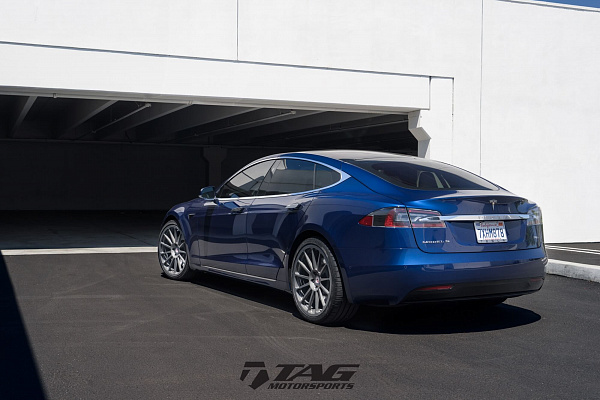 Фото дисков HRE 303M Сатиновый графит на Tesla Model S