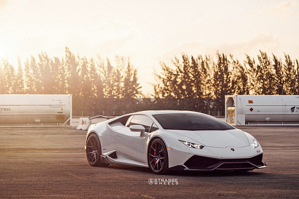Фото дисков Strasse Wheels SM5R Deep Concave Monoblock Черный глянец на Lamborghini Huracan