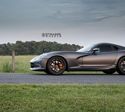 Фото дисков Strasse Wheels SM5 Deep Concave на Dodge Viper