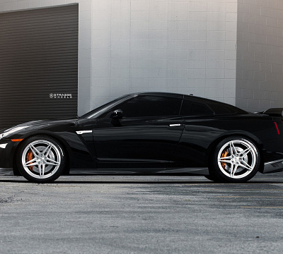Фото дисков Strasse Wheels SV2 Deep Concave Monoblock на Nissan GT-R