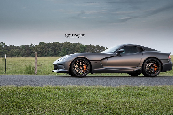 Фото дисков Strasse Wheels SM5 Deep Concave Черный глянец на Dodge Viper