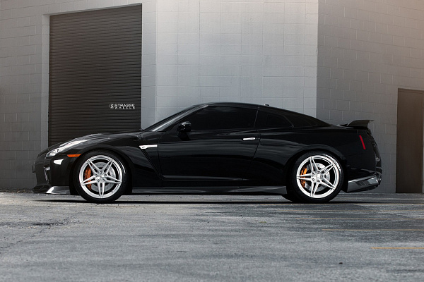 Фото дисков Strasse Wheels SV2 Deep Concave Monoblock Глянцевый лак на Nissan GT-R