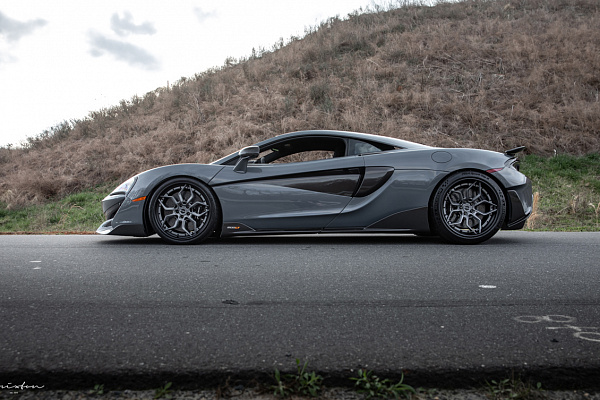 Фото дисков Brixton Forged PF9 Сатиновый графит на McLaren 600