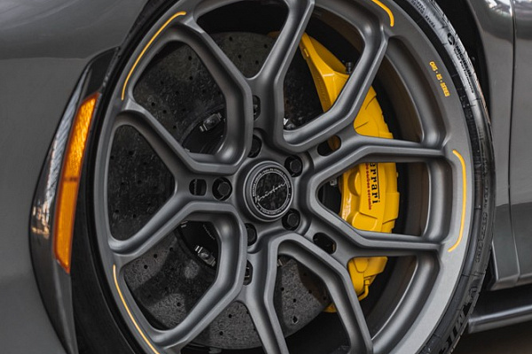 Фото дисков Brixton Forged CM5-RS Сатиновый графит на Ferrari SF90