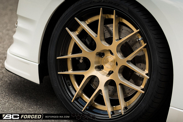 Фото дисков BC Forged HC040 Глянцевое золото на Nissan GT-R