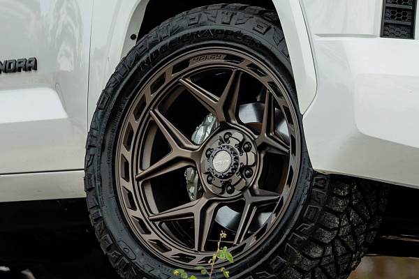 Фото дисков 4PLAY 4P55 Сатиновая бронза на Toyota Tundra III