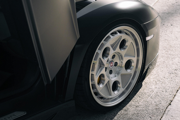 Фото дисков HRE 454 GTM Глянцевый лак на Lamborghini Aventador