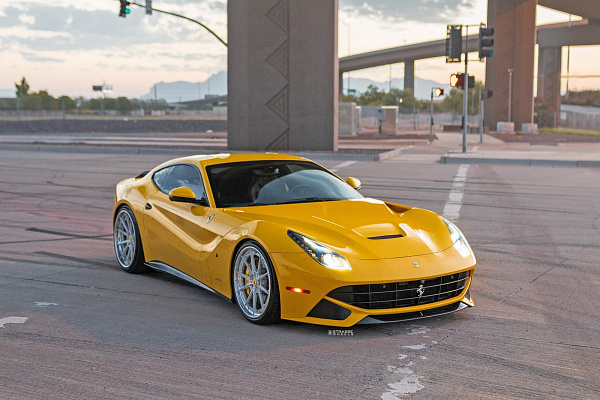 Фото дисков Strasse Wheels SV10 Deep Concave FS Глянцевый лак на Ferrari 812