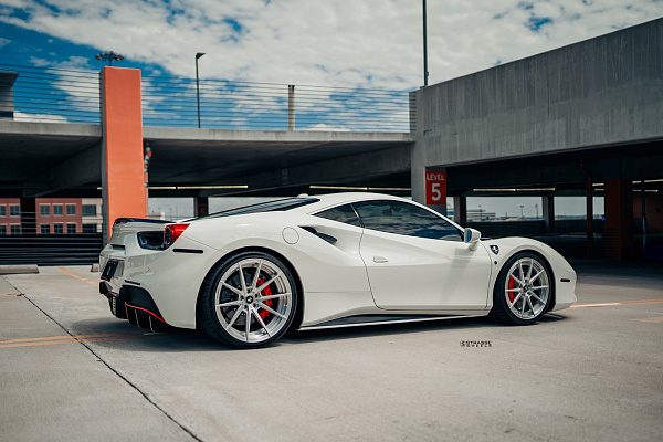 Фото дисков Strasse Wheels SV10 Deep Concave Duoblock Глянцевый лак на Ferrari 488