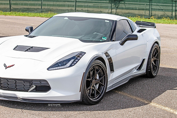 Фото дисков Strasse Wheels SM5R Deep Concave FS Другой цвет на Chevrolet Corvette C7