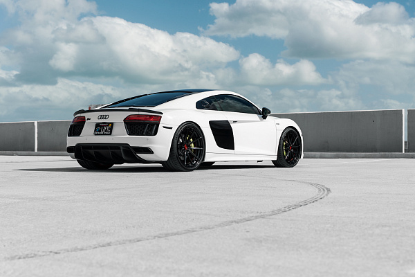 Фото дисков Strasse Wheels SV10 Deep Concave Duoblock Черный глянец на Audi R8 (4S)