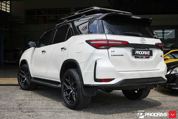 Фото дисков Vossen HF6-4 Глянцевый темный лак на Toyota Fortuner II