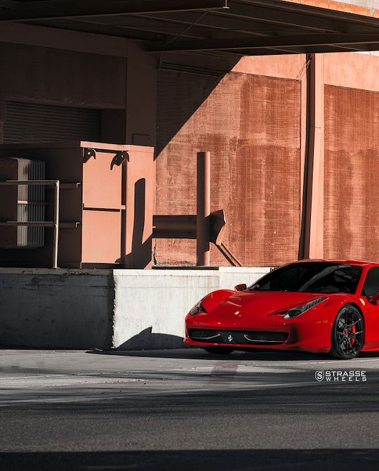Фото дисков SM5R Deep Concave Monoblock Черный глянец на Ferrari 458