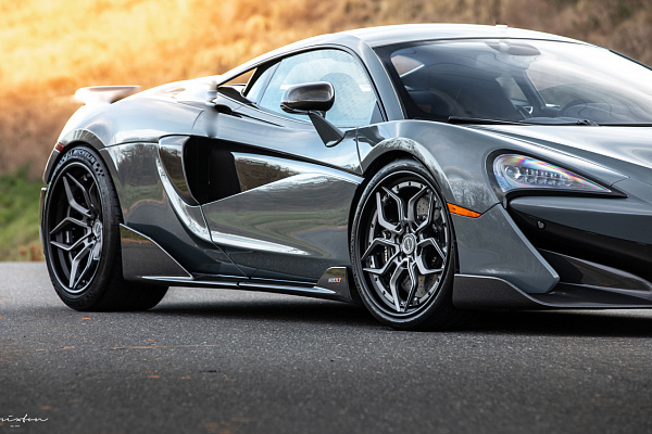 Фото дисков Brixton Forged PF9 Сатиновый графит на McLaren 600