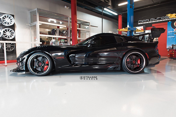 Фото дисков Strasse Wheels S5 Signature Черный глянец на Dodge Viper