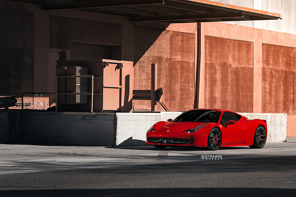 Фото дисков Strasse Wheels SM5R Deep Concave Monoblock Черный глянец на Ferrari 458