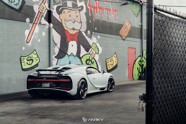 Фото дисков Anrky XR-105 Глянцевый темный лак на Bugatti Chiron