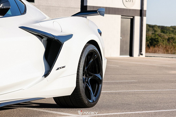Фото дисков Anrky XR-105 Черный глянец на Chevrolet Corvette C8