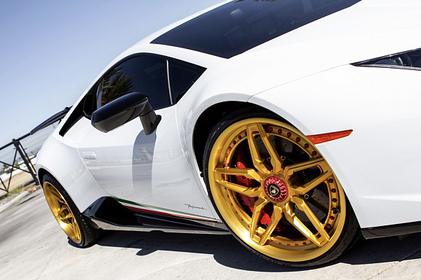 Фото дисков Savini SV82 Глянцевое золото на Lamborghini Huracan