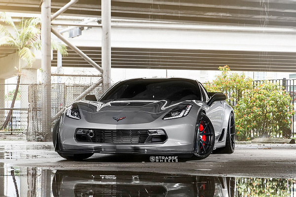 Фото дисков Strasse Wheels SM5R Deep Concave Monoblock Черный глянец на Chevrolet Corvette C7
