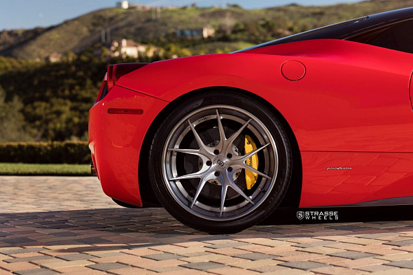 Фото дисков Strasse Wheels SM5R Deep Concave FS Глянцевый лак на Ferrari 458