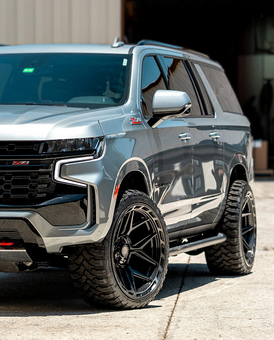 Фото дисков 4P55 Черный глянец на Chevrolet Suburban XII