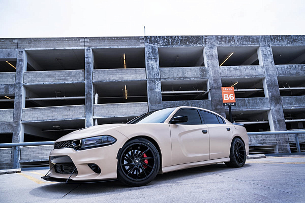 Фото дисков Savini BM15 Черный глянец на Dodge Charger VII