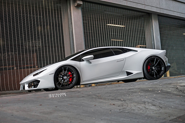 Фото дисков Strasse Wheels SV1 Deep Concave Monoblock Черный глянец на Lamborghini Huracan