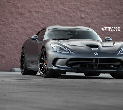 Фото дисков Strasse Wheels SM5 Deep Concave на Dodge Viper