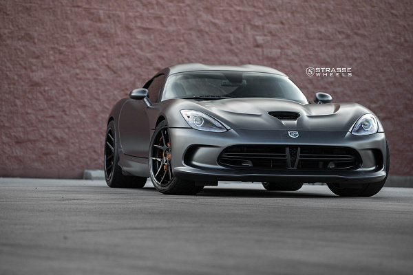 Фото дисков Strasse Wheels SM5 Deep Concave Черный глянец на Dodge Viper