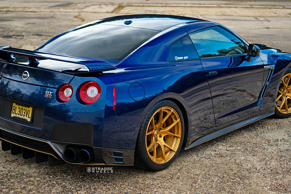Фото дисков Strasse Wheels SM5R Deep Concave Monoblock Сатиновое золото на Nissan GT-R