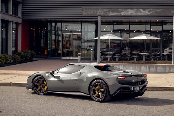 Фото дисков Brixton Forged TR05 Сатиновая бронза на Ferrari 296