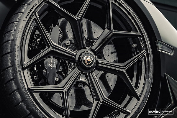 Фото дисков NOVITEC NL4 Черный глянец на Lamborghini Revuelto