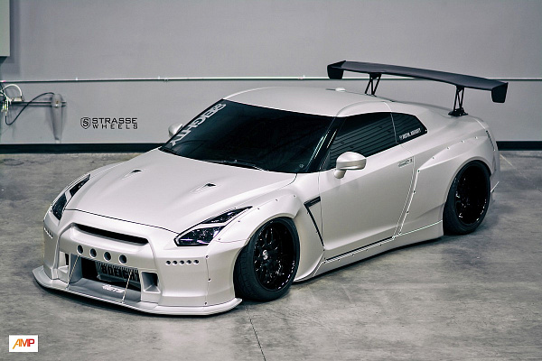 Фото дисков Strasse Wheels SV8 Signature Черный глянец на Nissan GT-R