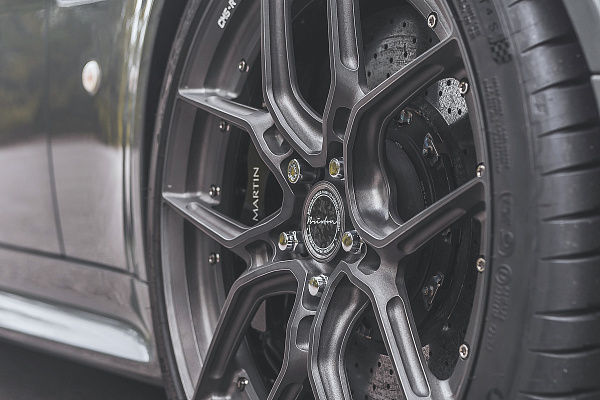 Фото дисков Brixton Forged CM5-R Сатиновый темный лак на Aston Martin Vantage 3