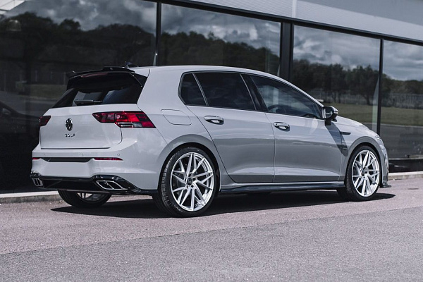 Фото дисков Bola FLR Сатиновый лак на Volkswagen Golf VIII