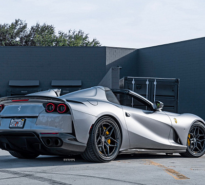 Фото дисков Strasse Wheels SV5R Deep Concave FS на Ferrari 812