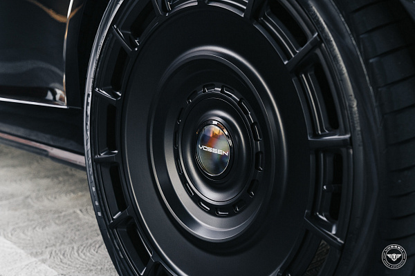 Фото дисков Vossen UV-7 Черный сатин на Land Rover Range Rover V